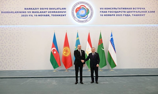 İlham Əliyev Daşkənddəki Konqres Mərkəzinə gəldi — FOTOLAR