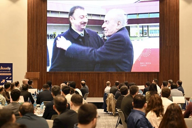 “Zəfərdən Yüksəlişə” adlı intellektual yarış keçirilib — FOTOLAR “Zəfərdən Yüksəlişə” adlı intellektual yarış keçirilib — FOTOLAR