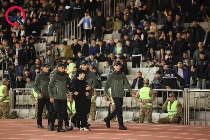 Azərbaycan-Fransa oyunu bu uşağa görə dayandı: Stadionda nə baş verib? — FOTOLAR