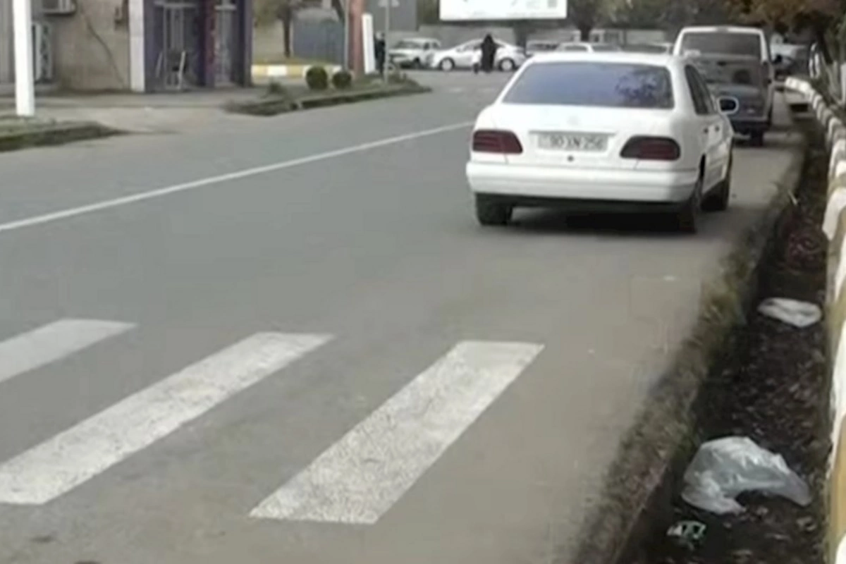 Lənkəranda yol PROBLEMİ: Piyadalar üçün təhlükəli vəziyyət yaranıb — VİDEO