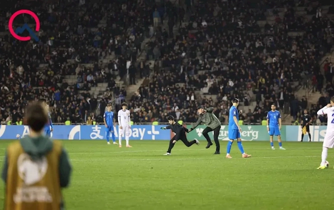 Azərbaycan-Fransa oyunu bu uşağa görə dayandı: Stadionda nə baş verib? — FOTOLAR