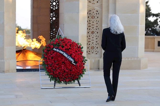 ABŞ Dövlət katibinin müavini Şəhidlər xiyabanında — FOTOLAR