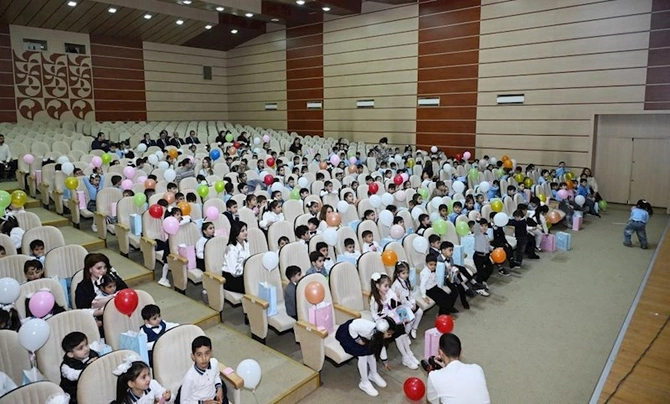 Prezidentin qızı və gəlini festivalda — FOTOLAR