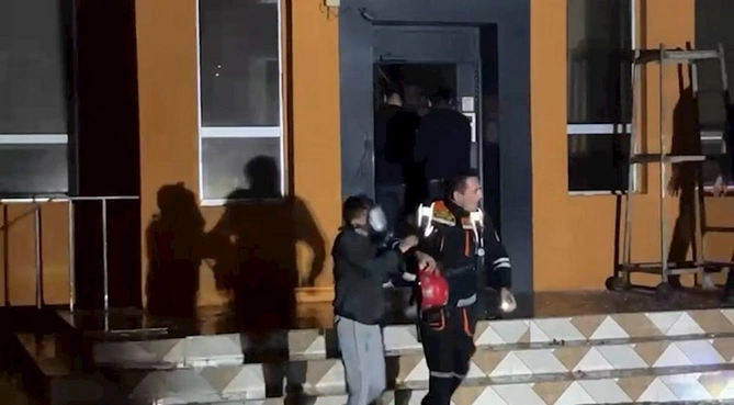 Yasamalda yaşayış binasında yanğın söndürülüb, iki nəfər tüstüdən boğularaq ölüb — FOTOLAR Yasamalda yaşayış binasında yanğın söndürülüb, iki nəfər tüstüdən boğularaq ölüb — FOTOLAR