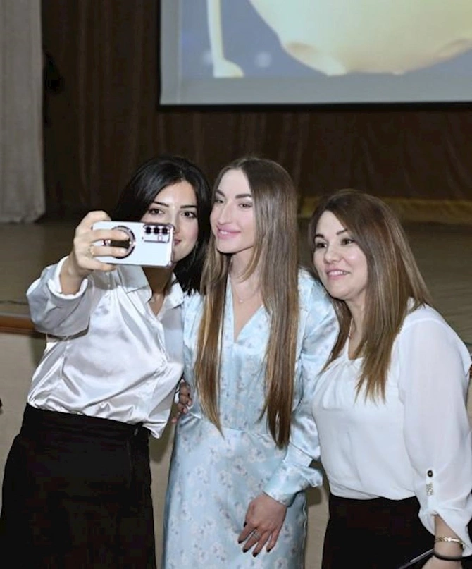 Prezidentin qızı və gəlini festivalda — FOTOLAR