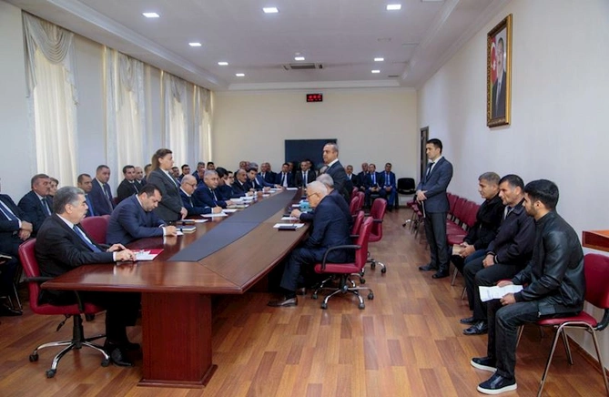 Salyanın icra başçısı fərdi qəbul keçirdi, vətəndaşların müraciətlərini dinlədi — FOTOLAR Salyanın icra başçısı fərdi qəbul keçirdi, vətəndaşların müraciətlərini dinlədi — FOTOLAR