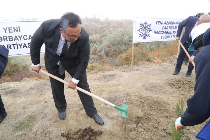 Hacıqabulda YAP-ın təsis edilməsinin 33 illiyi münasibəti ilə ağacəkmə aksiyası keçirildi — FOTOLAR Hacıqabulda YAP-ın təsis edilməsinin 33 illiyi münasibəti ilə ağacəkmə aksiyası keçirildi — FOTOLAR