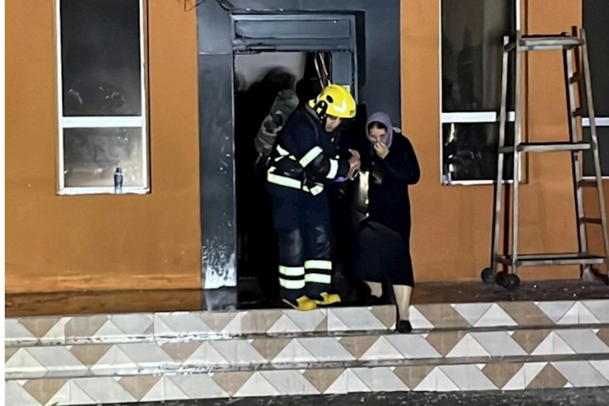 Yasamalda yaşayış binasında yanğın söndürülüb, iki nəfər tüstüdən boğularaq ölüb — FOTOLAR