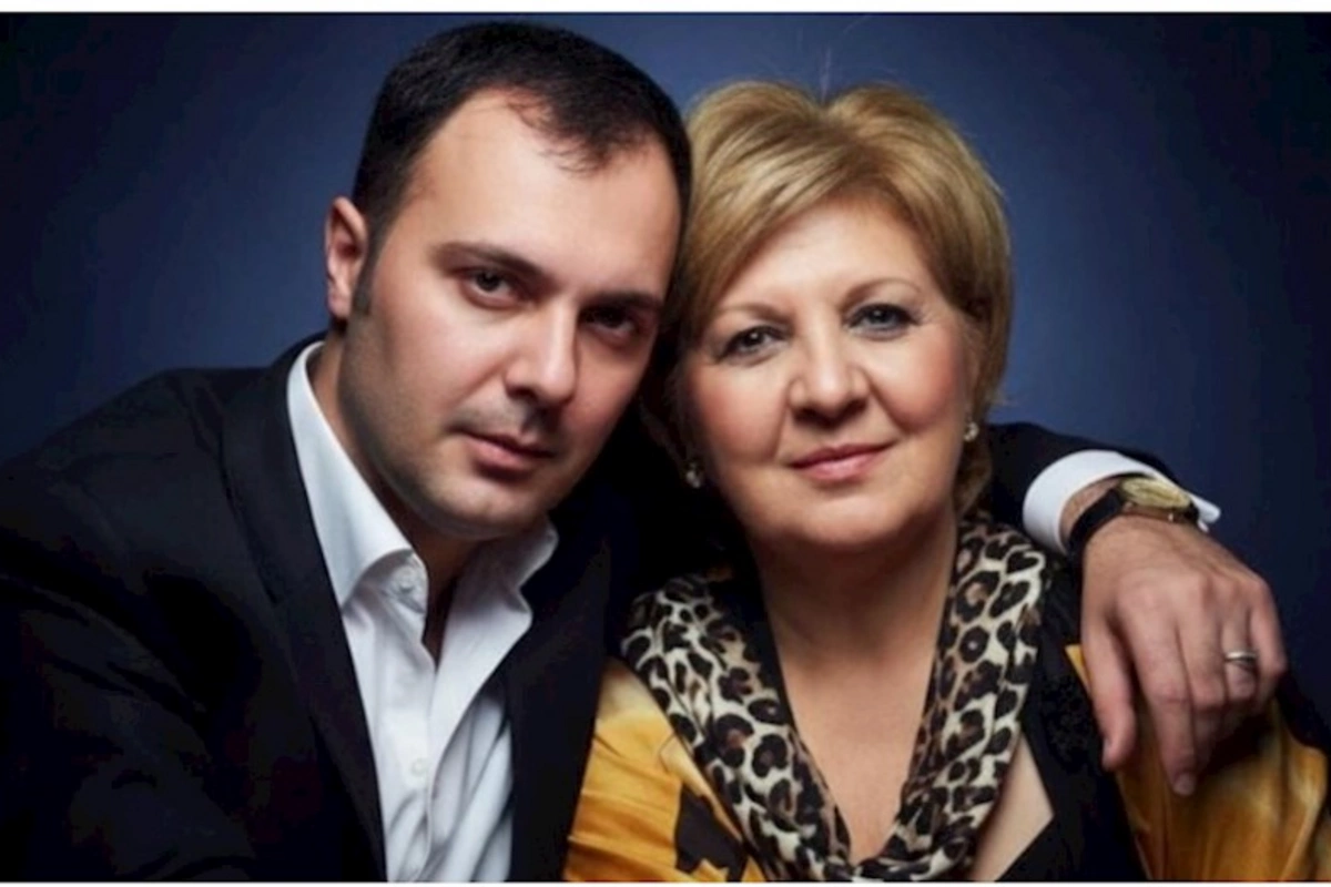 Əməkdar artist vəfat edən anası ilə fotosunu yayımladı — FOTO