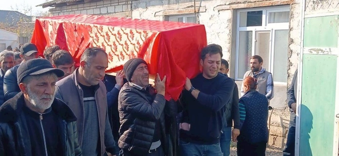 Ölən ofisiantın cənazəsini bəy maşınında daşıdılar — FOTOLAR