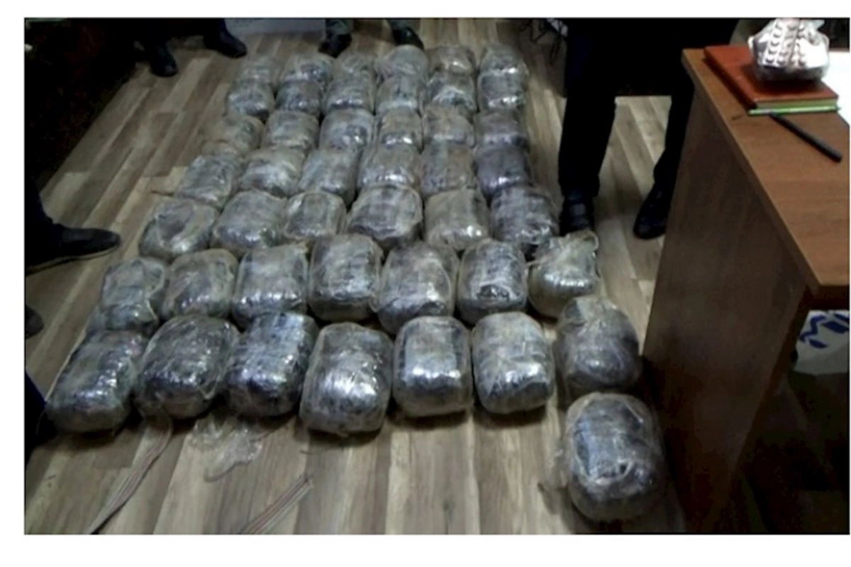 Bakıda polisin saxladığı maşından 10 kq narkotik tapıldı