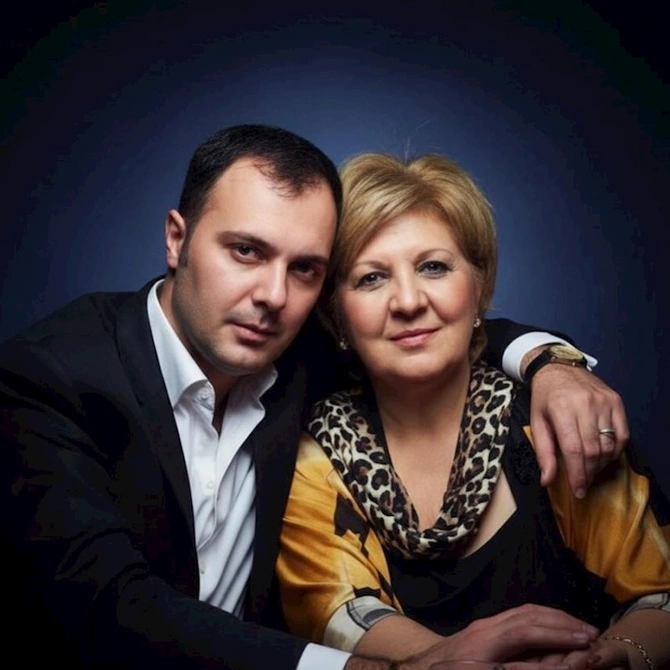Əməkdar artist vəfat edən anası ilə fotosunu yayımladı — FOTO