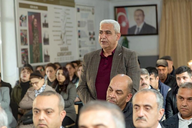 İcra başçısı sakinlərin qayğı və problemlərini dinlədi — FOTOLAR İcra başçısı sakinlərin qayğı və problemlərini dinlədi — FOTOLAR