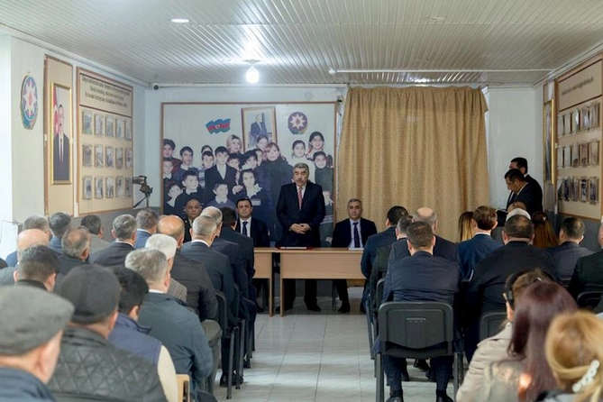 İcra başçısı sakinlərin qayğı və problemlərini dinlədi — FOTOLAR İcra başçısı sakinlərin qayğı və problemlərini dinlədi — FOTOLAR