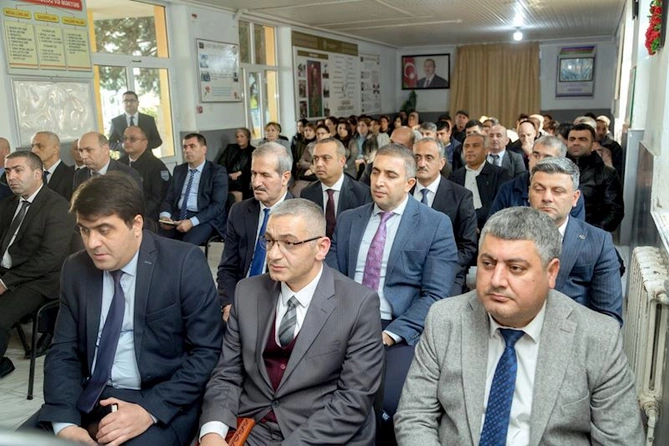 İcra başçısı sakinlərin qayğı və problemlərini dinlədi — FOTOLAR İcra başçısı sakinlərin qayğı və problemlərini dinlədi — FOTOLAR