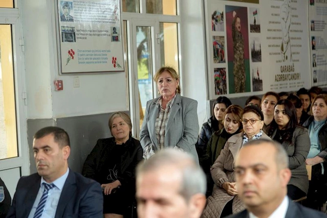 İcra başçısı sakinlərin qayğı və problemlərini dinlədi — FOTOLAR İcra başçısı sakinlərin qayğı və problemlərini dinlədi — FOTOLAR