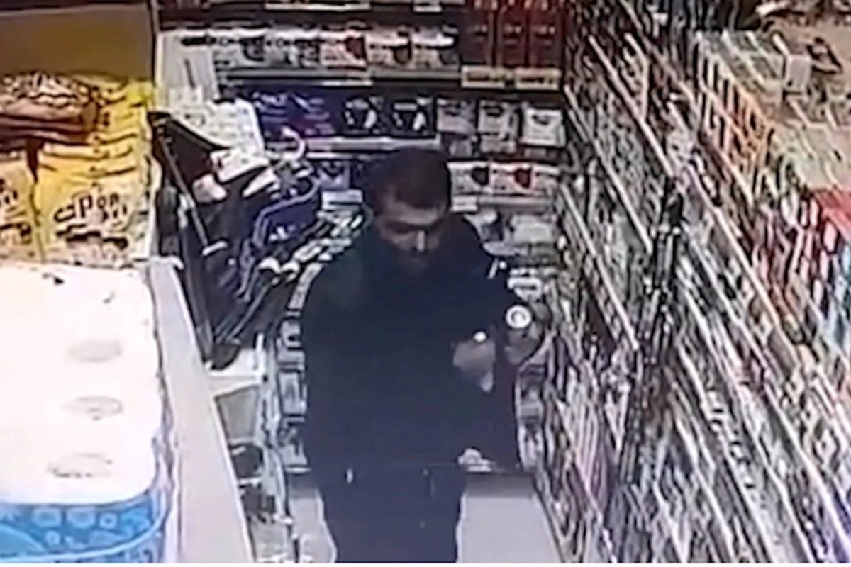 Marketdə quldurluq: Bıçaqla satıcını hədələyən üç nəfər saxlanıldı