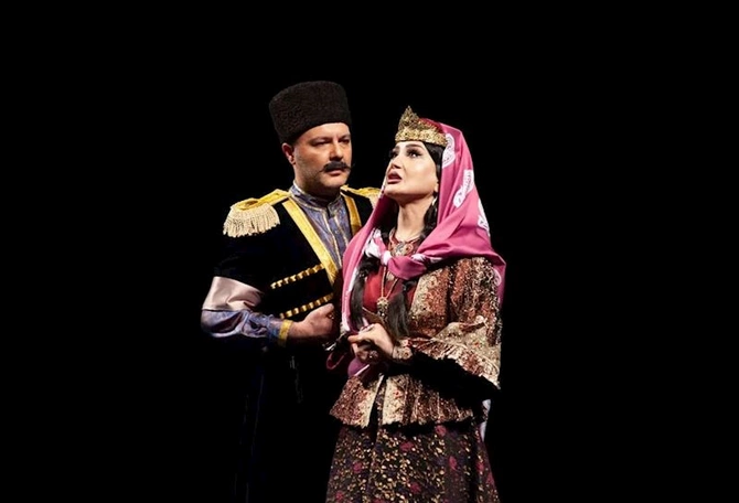 Amaliya Pənahovanın 80 illik yubileyinə həsr olunan tamaşa nümayiş olundu — FOTOLAR Amaliya Pənahovanın 80 illik yubileyinə həsr olunan tamaşa nümayiş olundu — FOTOLAR