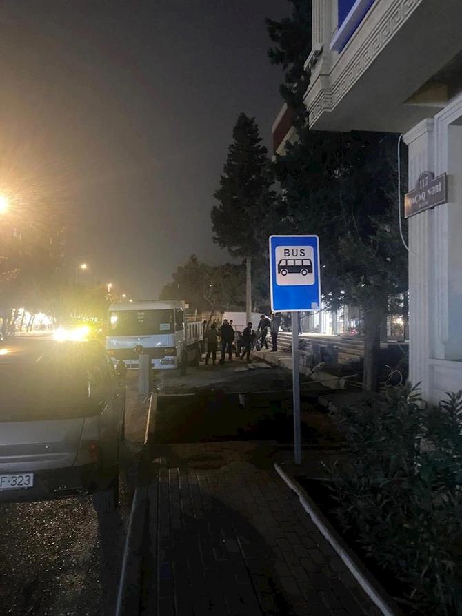 Bakının gecə mafiası iş başında; Səkini kəsib parkinqə çevirdilər — FOTOLAR