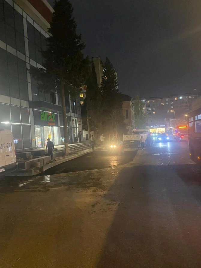 Bakının gecə mafiası iş başında; Səkini kəsib parkinqə çevirdilər — FOTOLAR