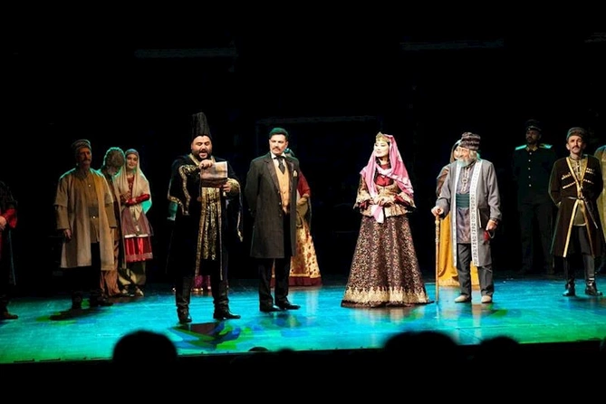 Amaliya Pənahovanın 80 illik yubileyinə həsr olunan tamaşa nümayiş olundu — FOTOLAR Amaliya Pənahovanın 80 illik yubileyinə həsr olunan tamaşa nümayiş olundu — FOTOLAR