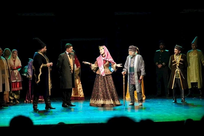 Amaliya Pənahovanın 80 illik yubileyinə həsr olunan tamaşa nümayiş olundu — FOTOLAR Amaliya Pənahovanın 80 illik yubileyinə həsr olunan tamaşa nümayiş olundu — FOTOLAR