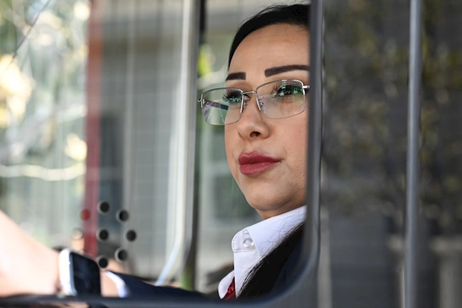 Qadın müəllim niyə avtobus sürücüsü işləməyə qərar verdi? — Ekspert Qadın müəllim niyə avtobus sürücüsü işləməyə qərar verdi? — Ekspert