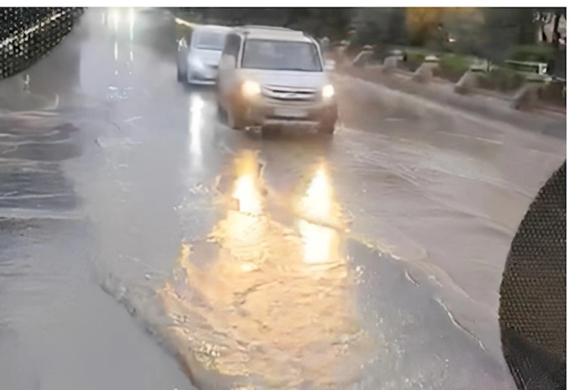 Xocalı prospektini su basıb, hərəkət çətinləşib