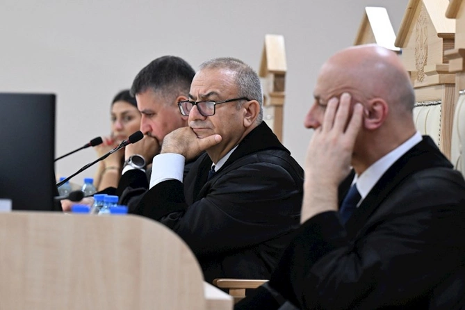 Arayikgilin məhkəməsində prokurorların çıxışı başladı — FOTOLAR