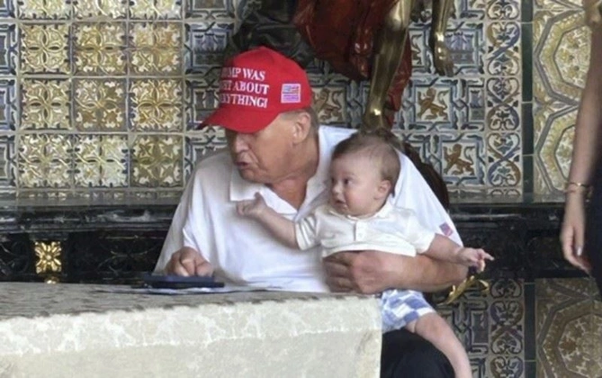 Tramp nəvəsi ilə — FOTO Tramp nəvəsi ilə — FOTO