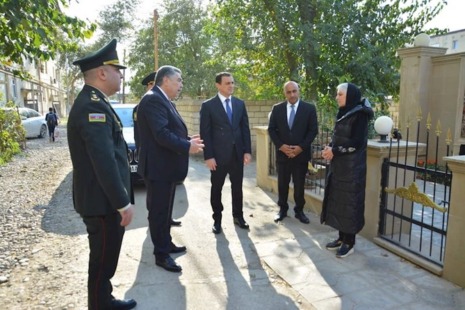 Zəfər günü ərəfəsində Salyanda şəhid ailələri ziyarət edildi — FOTOLAR Zəfər günü ərəfəsində Salyanda şəhid ailələri ziyarət edildi — FOTOLAR