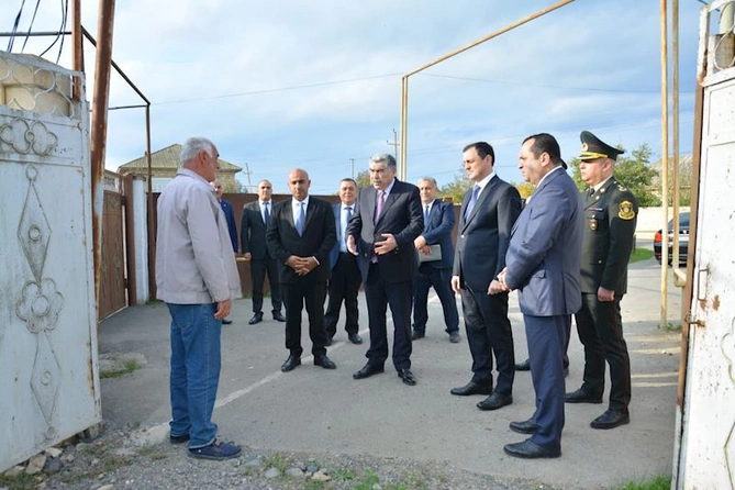 Zəfər günü ərəfəsində Salyanda şəhid ailələri ziyarət edildi — FOTOLAR Zəfər günü ərəfəsində Salyanda şəhid ailələri ziyarət edildi — FOTOLAR