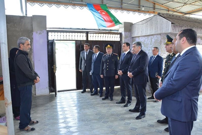 Zəfər günü ərəfəsində Salyanda şəhid ailələri ziyarət edildi — FOTOLAR Zəfər günü ərəfəsində Salyanda şəhid ailələri ziyarət edildi — FOTOLAR