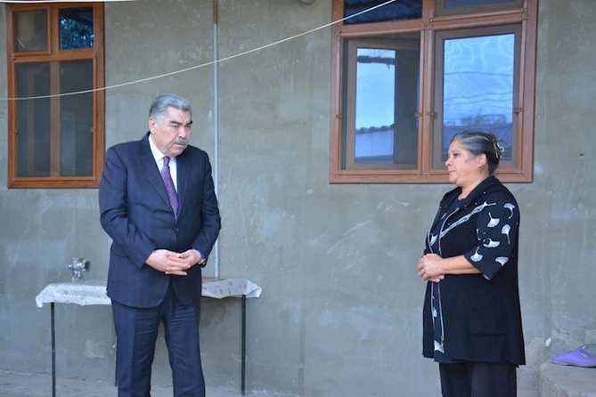 Zəfər günü ərəfəsində Salyanda şəhid ailələri ziyarət edildi — FOTOLAR Zəfər günü ərəfəsində Salyanda şəhid ailələri ziyarət edildi — FOTOLAR