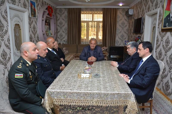 Zəfər günü ərəfəsində Salyanda şəhid ailələri ziyarət edildi — FOTOLAR Zəfər günü ərəfəsində Salyanda şəhid ailələri ziyarət edildi — FOTOLAR