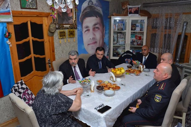 Zəfər günü ərəfəsində Salyanda şəhid ailələri ziyarət edildi — FOTOLAR Zəfər günü ərəfəsində Salyanda şəhid ailələri ziyarət edildi — FOTOLAR