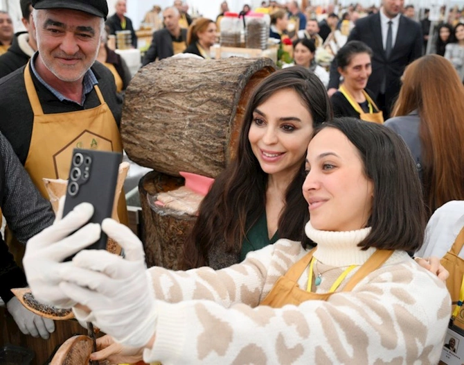 Leyla və Arzu Əliyeva yarmarkada — FOTOLAR Leyla və Arzu Əliyeva yarmarkada — FOTOLAR