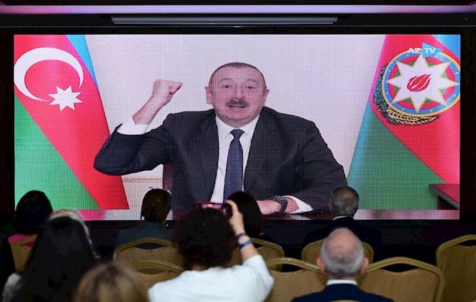 “Həqiqətin gözü” — Antalyada Reza Deqatinin yarıməsrlik sənət yolunun təqdimatı