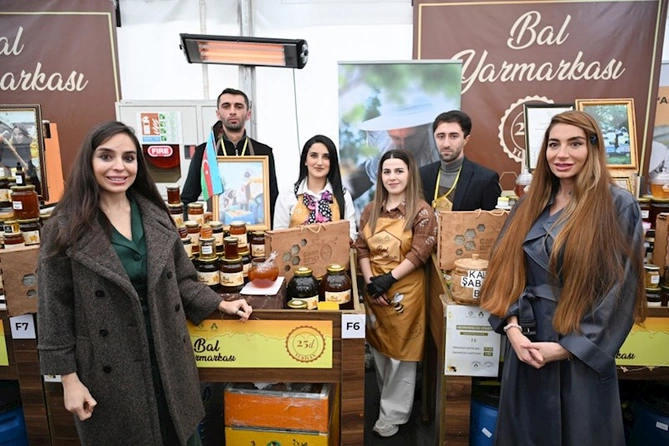 Leyla və Arzu Əliyeva yarmarkada — FOTOLAR Leyla və Arzu Əliyeva yarmarkada — FOTOLAR