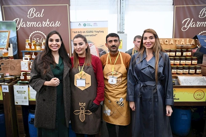 Leyla və Arzu Əliyeva yarmarkada — FOTOLAR Leyla və Arzu Əliyeva yarmarkada — FOTOLAR