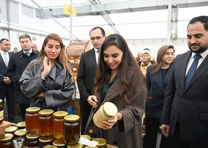 Leyla və Arzu Əliyeva yarmarkada — FOTOLAR Leyla və Arzu Əliyeva yarmarkada — FOTOLAR