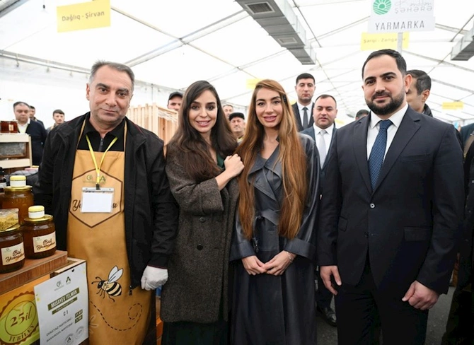 Leyla və Arzu Əliyeva yarmarkada — FOTOLAR Leyla və Arzu Əliyeva yarmarkada — FOTOLAR