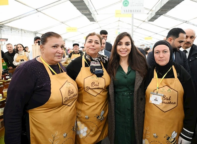 Leyla və Arzu Əliyeva yarmarkada — FOTOLAR Leyla və Arzu Əliyeva yarmarkada — FOTOLAR