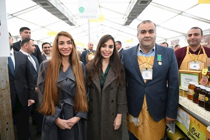 Leyla və Arzu Əliyeva yarmarkada — FOTOLAR Leyla və Arzu Əliyeva yarmarkada — FOTOLAR