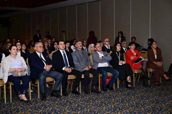 “Həqiqətin gözü” — Antalyada Reza Deqatinin yarıməsrlik sənət yolunun təqdimatı