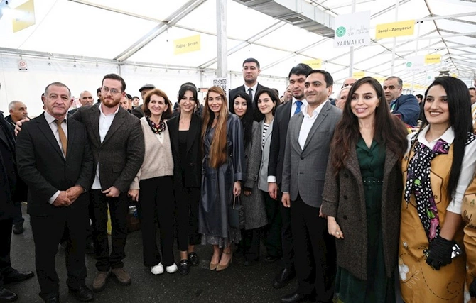 Leyla və Arzu Əliyeva yarmarkada — FOTOLAR Leyla və Arzu Əliyeva yarmarkada — FOTOLAR