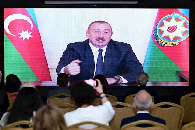 “Həqiqətin gözü” — Antalyada Reza Deqatinin yarıməsrlik sənət yolunun təqdimatı