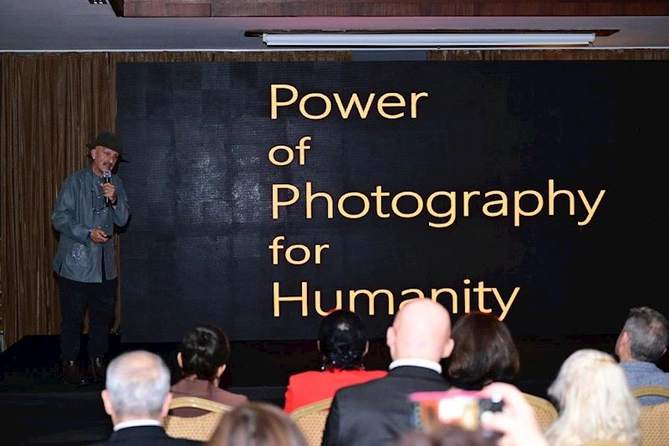 “Həqiqətin gözü” — Antalyada Reza Deqatinin yarıməsrlik sənət yolunun təqdimatı