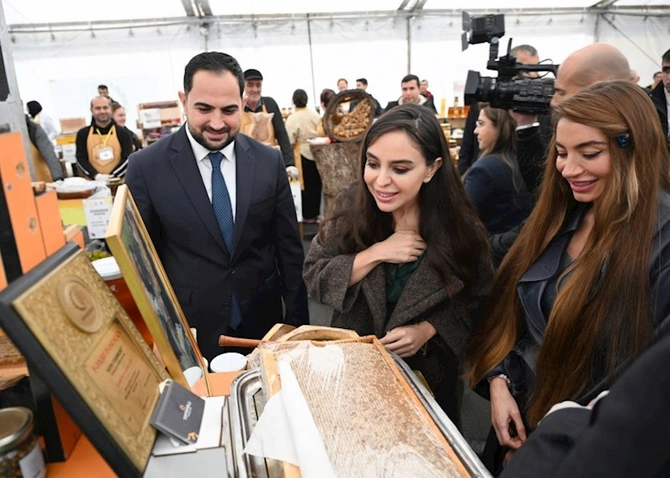Leyla və Arzu Əliyeva yarmarkada — FOTOLAR Leyla və Arzu Əliyeva yarmarkada — FOTOLAR