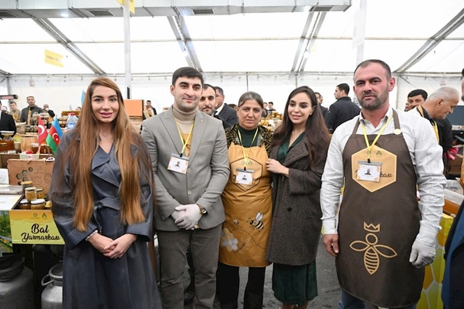Leyla və Arzu Əliyeva yarmarkada — FOTOLAR Leyla və Arzu Əliyeva yarmarkada — FOTOLAR
